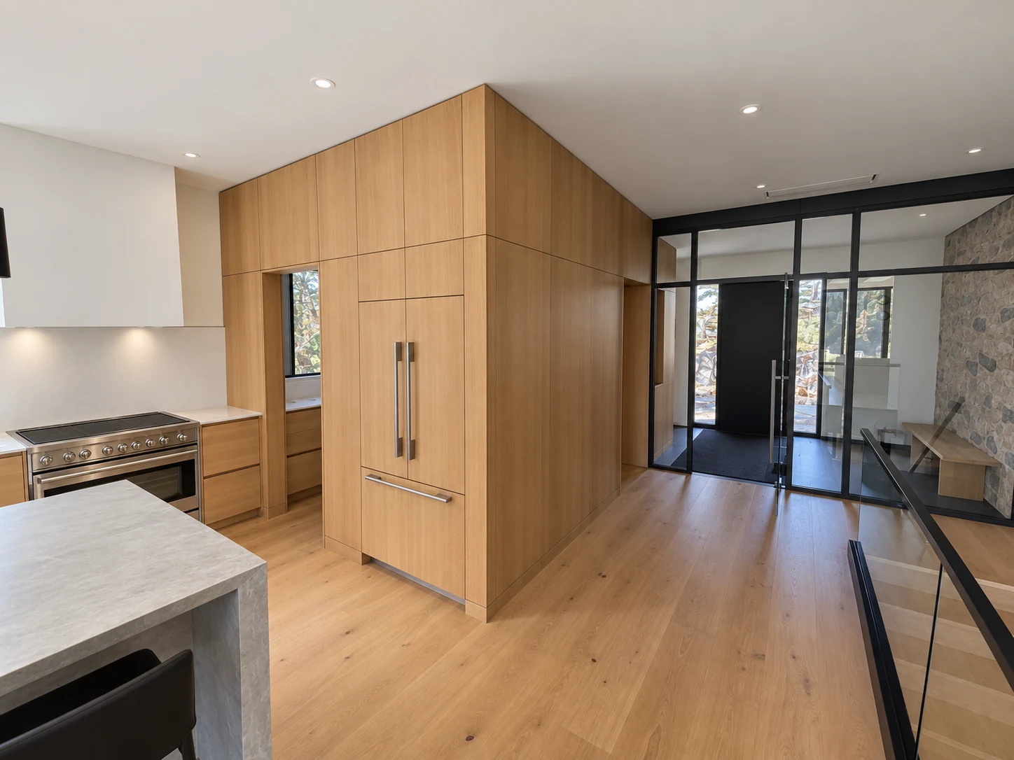 Projet Takacsy — Entre 4 Murs — Warm Oak Kitchen and Glass Entryway
